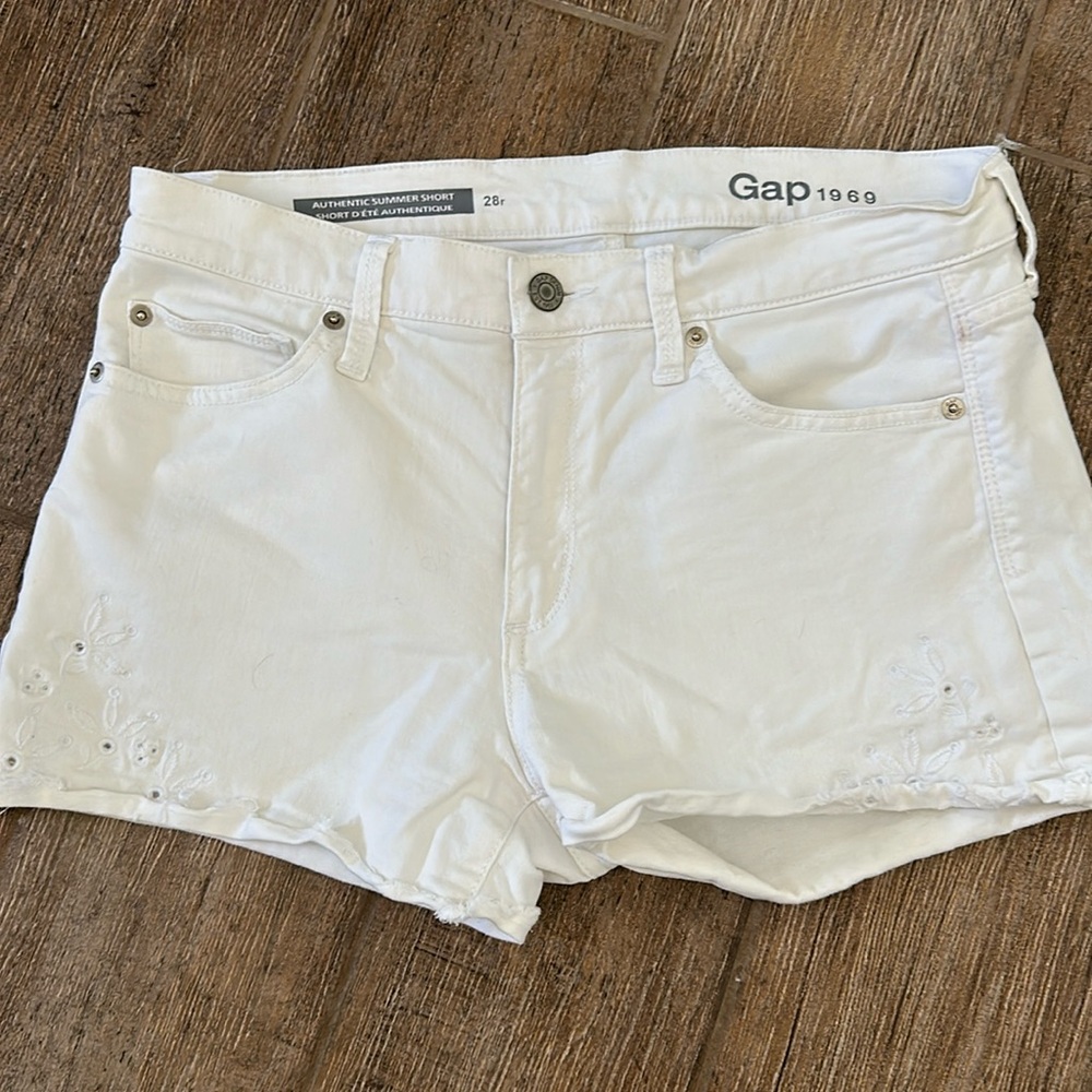 GAP White Authentic Summer Denim Shorts. Size 28R
